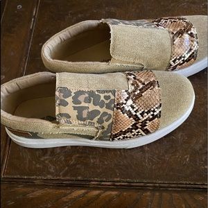 Women’s slip on casual shoes size 8